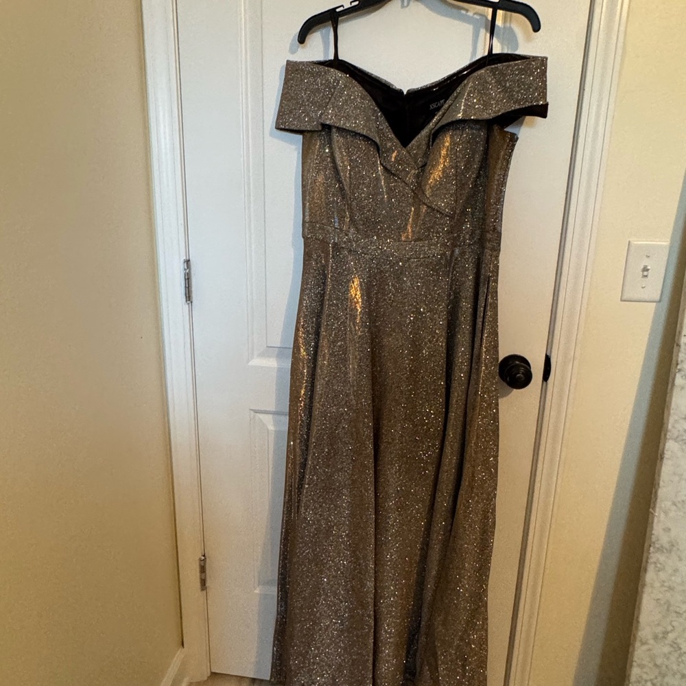 Woman’s Evening Dress size 16
Sand Color
Floor length
Worn once